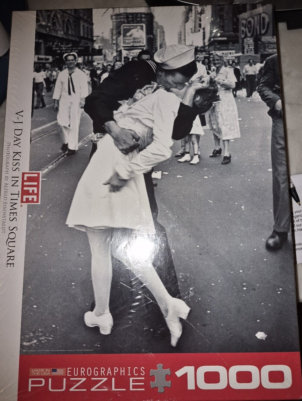 New 1000-piece Eurographics jigsaw puzzle,  "V-J Day In Times Square"
